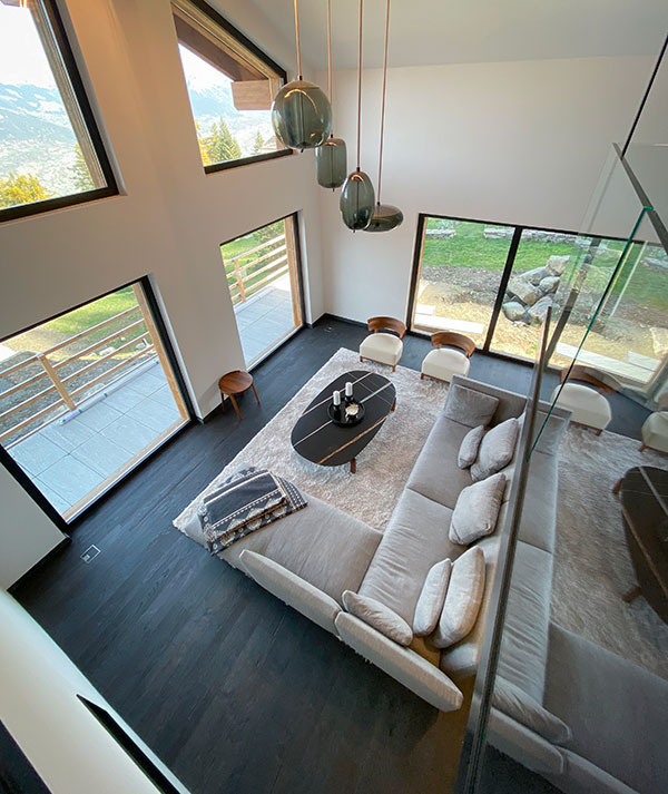 Aménagement et Décoration de chalet - Salon - vue depuis la mezzanine