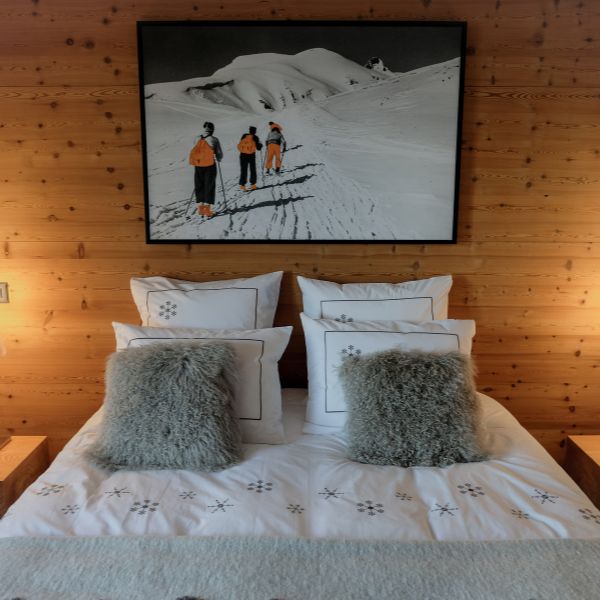 Aménagement et Décoration de chalet - Chambre d'amis jaune et gris