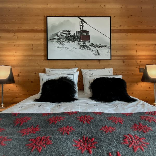 Aménagement et Décoration de chalet - Chambre d'amis rouge et noir