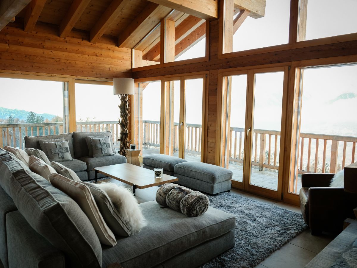 Aménagement et Décoration de chalet - Espace de vie - vue depuis l'entrée