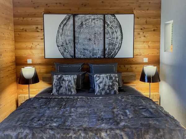 Aménagement et Décoration de chalet - Master Bedroom avec un triptyque noir/blanc d'empreinte de troncs