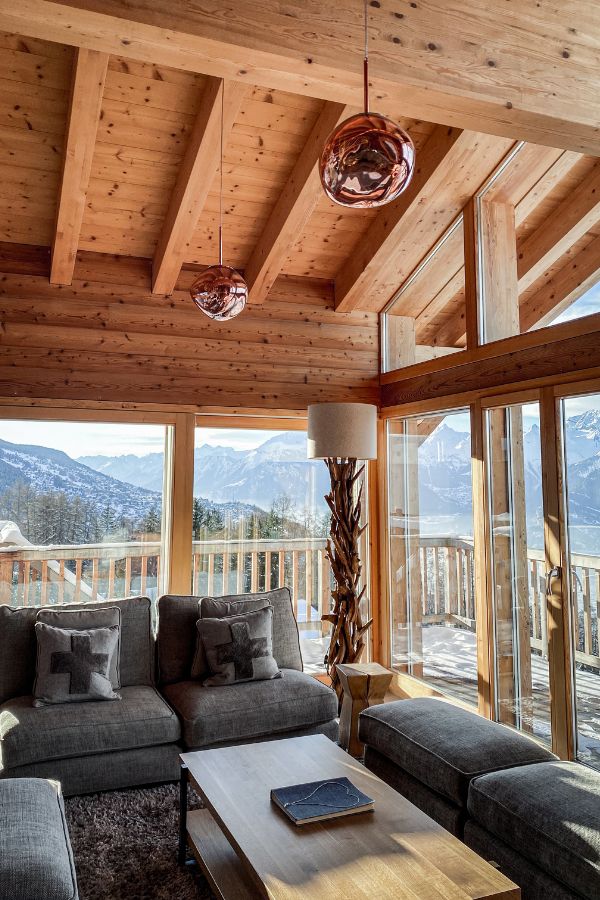 Aménagement et Décoration de chalet - Salon avec luminaires Tom Dixon Aménagement et Décoration de chalet - Salon - Luminaires Tom Dixon en cuivre