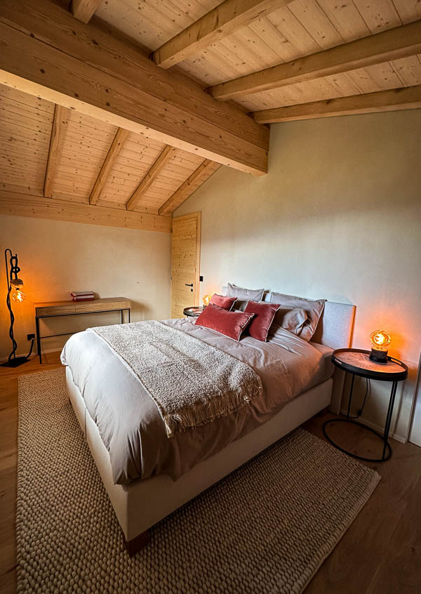 Aménagement et Décoration de chalet - Chambre à coucher - Teintes terracotta