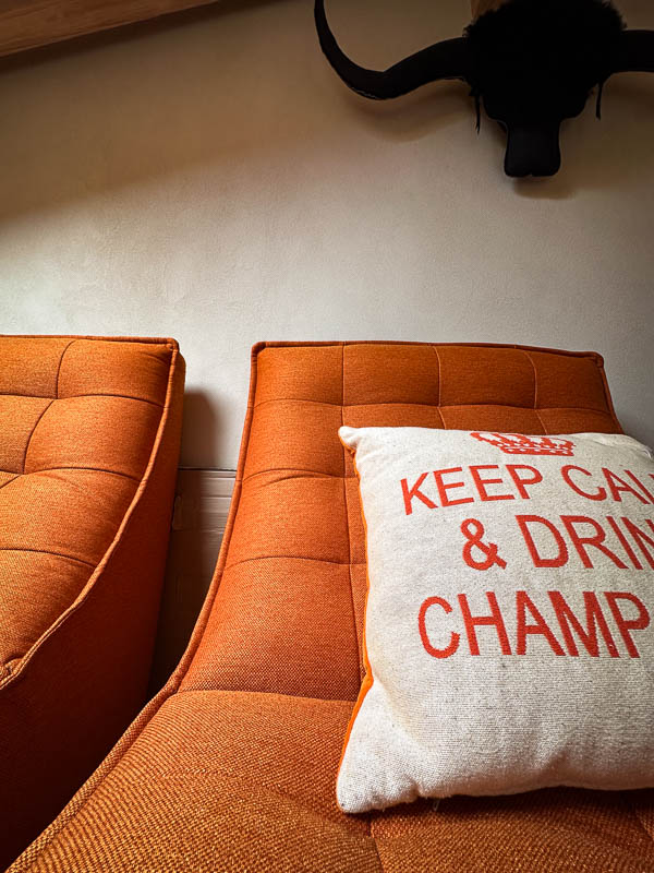 Aménagement et Décoration de chalet - Espace enfants coloré en orange