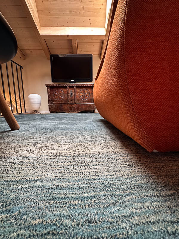 Aménagement et Décoration de chalet - Mezzanine bleu et orange