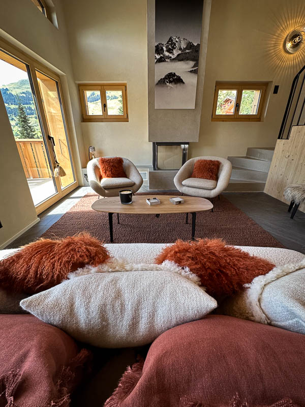 Aménagement et Décoration de chalet - Salon - Cheminée avec photographie de Sébastien Albert (Verbier)