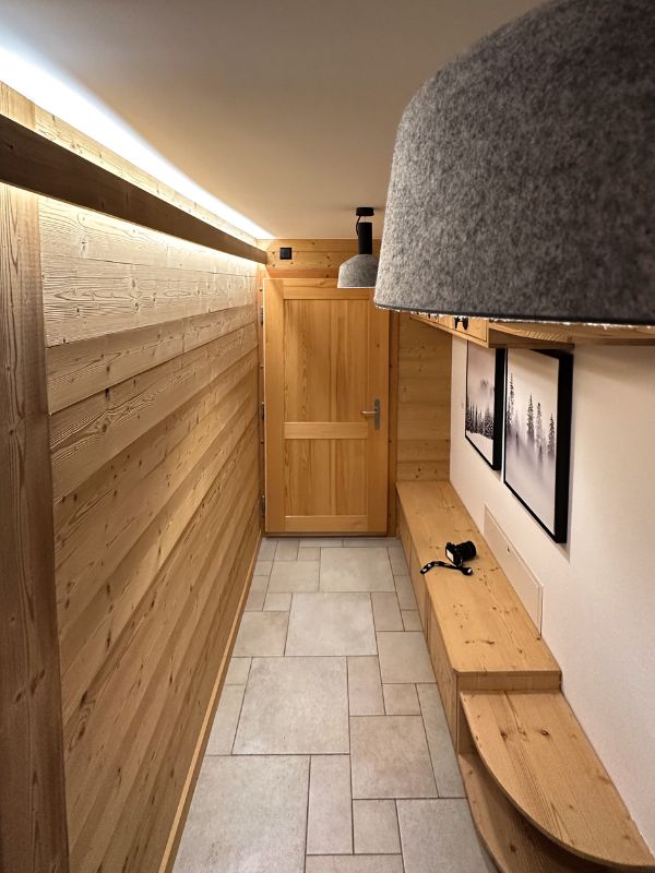 Projet d'aménagement et de décoration d'appartement montagne Entrée Bois Projet d'aménagement et de décoration d'appartement de montagne Haute -Nendaz - Entrée en bois