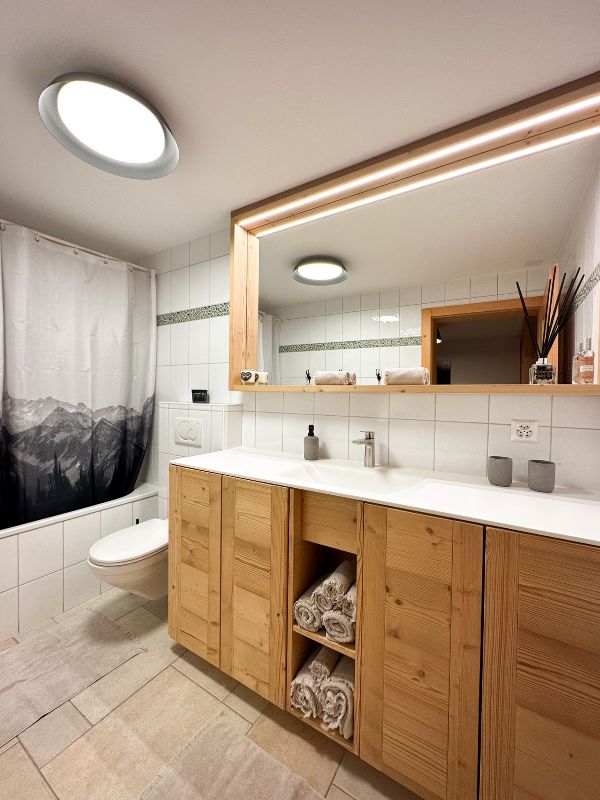Projet d'aménagement et de décoration d'appartement de montagne Haute -Nendaz - Salle de bain avec mobilier sur mesure en bois