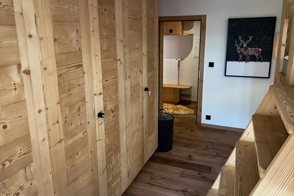 Projet d'aménagement et de décoration d'appartement de montagne Haute -Nendaz - Chambre avec armoire et lit sur mesure